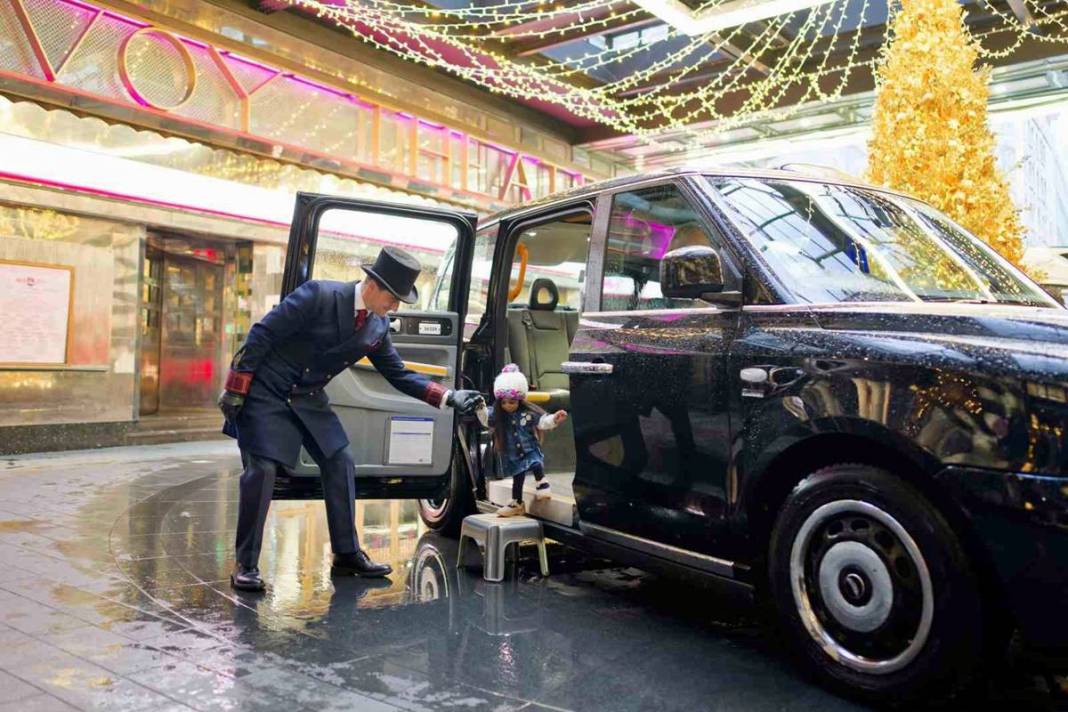 Dünyanın en uzun ve en kısa kadını bir araya geldi: Boyları şaşırttı! Buluşmada renkli görüntüler ortaya çıktı 5